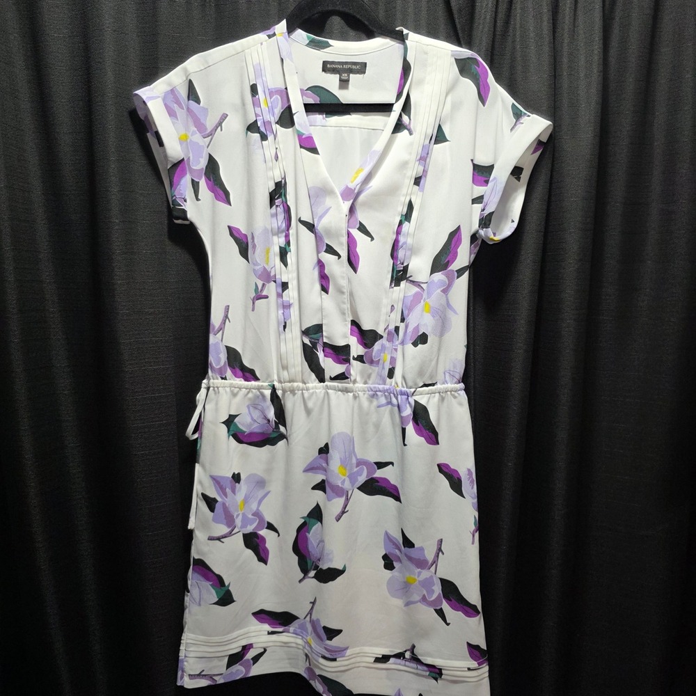 Banana Republic Floral V-Neck‎ Pleated Dress White Purple Magnolia XS Cap Sleeve